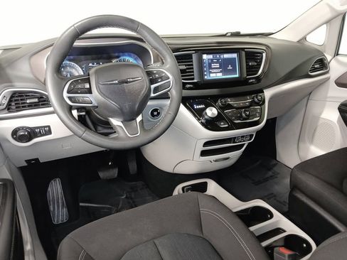 Used 2024 Chrysler Voyager LX FWD image 9