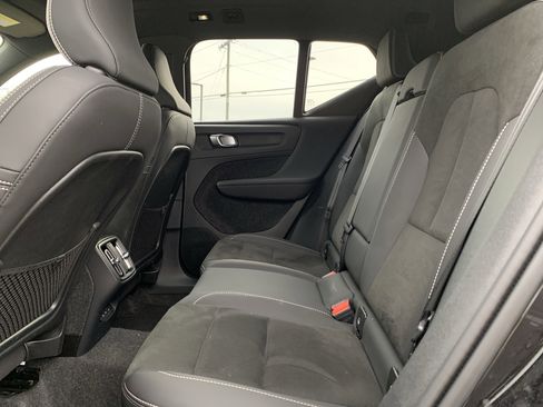 Used 2025 Volvo XC40 B5 Plus image 32