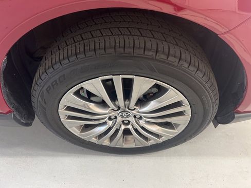 Used 2023 Toyota Venza XLE image 17