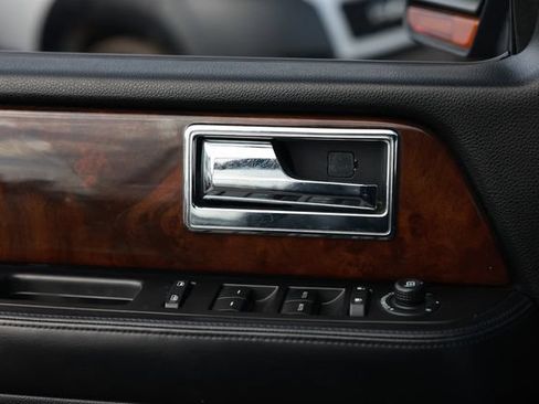 Used 2016 Lincoln Navigator Select RWD image 48