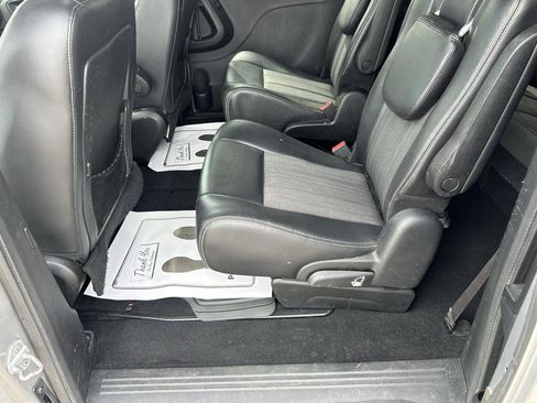 Used 2014 Chrysler Town & Country S FWD image 10