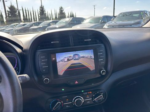 Used 2025 Kia Soul LX w/ LX Technology Package FWD image 21