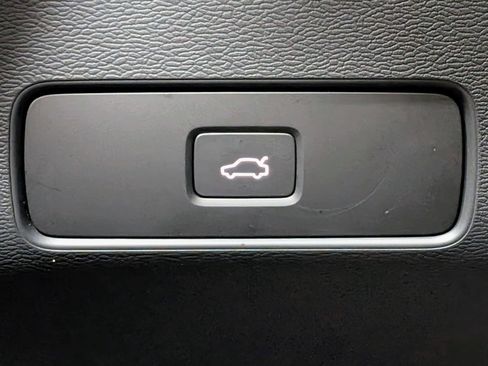 Used 2023 Volvo XC40 Recharge Core image 28