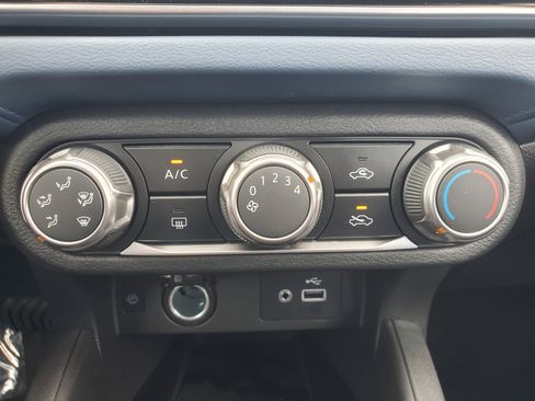 New 2025 Nissan Versa SV w/ Trunk Package FWD image 30