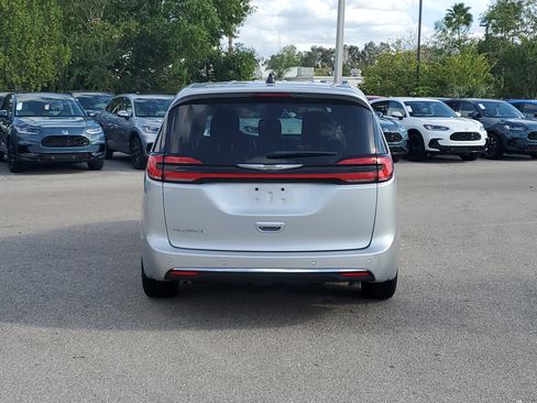Used 2023 Chrysler Pacifica Touring-L image 5
