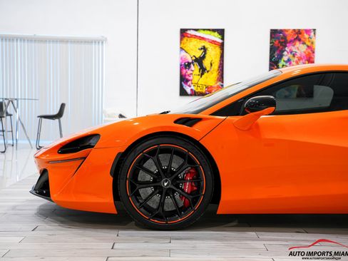 Used 2023 McLaren Artura image 13