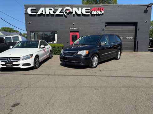 Used 2015 Chrysler Town & Country Touring-L w/ Driver Convenience Group FWD image 1