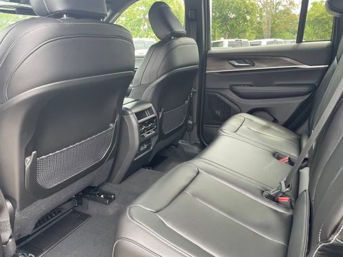 New 2025 Jeep Grand Cherokee Limited w/ Black Appearance Package image 9