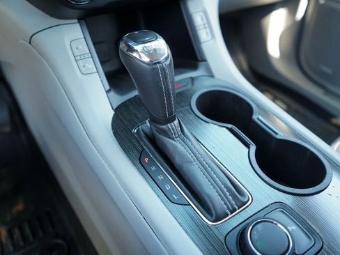 Used 2018 GMC Acadia SLT image 32