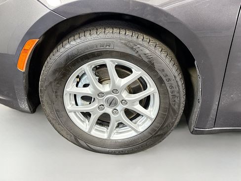 Used 2023 Chrysler Pacifica Touring-L image 36