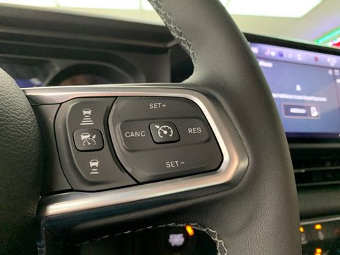 Used 2025 Jeep Wrangler Unlimited Sahara image 11