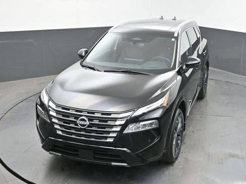 Certified 2025 Nissan Rogue Platinum w/ Tech Package image 32