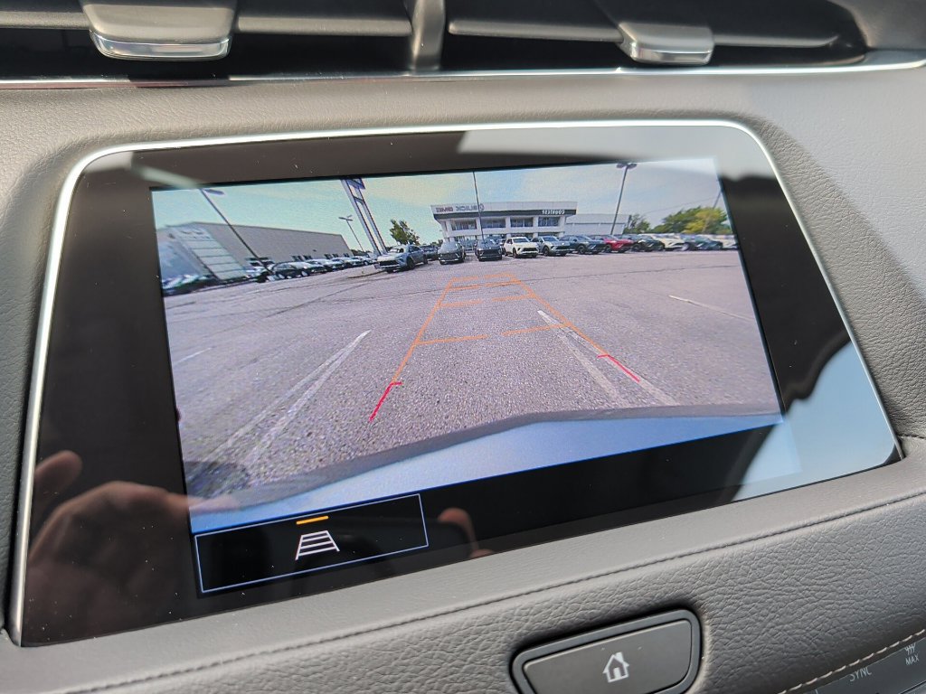 Used 2023 Cadillac XT4 Luxury w/ Cold Weather Package FWD image 22