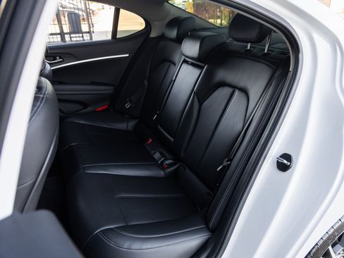 Used 2023 Genesis G70 2.0T image 32