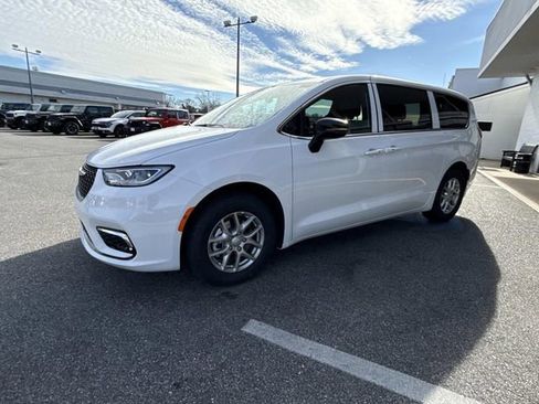 New 2026 Chrysler Pacifica Select image 7