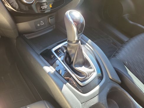 Used 2018 Nissan Rogue SV w/ Premium Package image 37