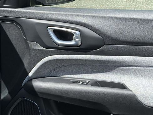 Used 2023 Jeep Compass Latitude image 8