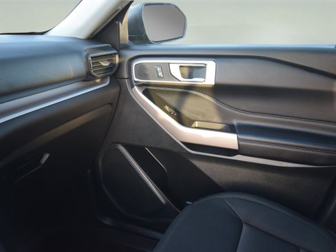 Certified 2023 Ford Explorer XLT image 16