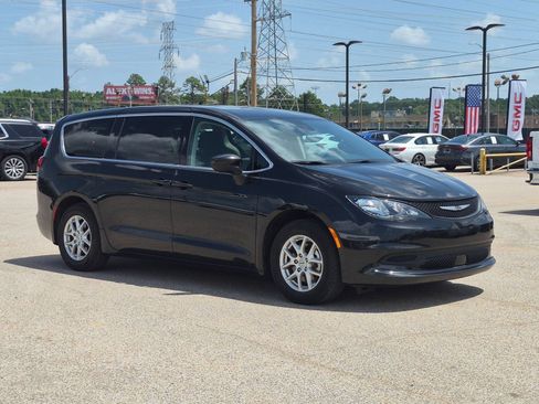 Used 2023 Chrysler Voyager LX FWD image 8