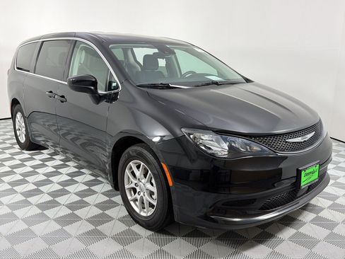Used 2023 Chrysler Voyager LX FWD image 7