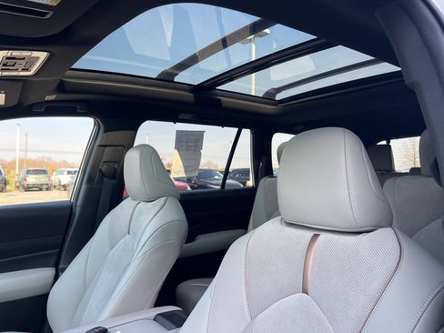 Used 2024 Toyota Grand Highlander AWD Hybrid image 23