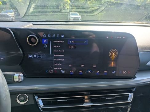 Used 2025 Chevrolet Traverse LT AWD/4WD image 26
