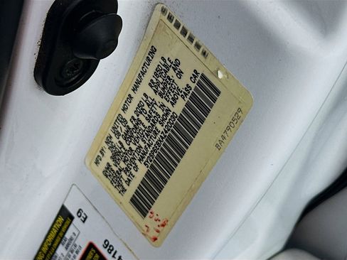 Used 2010 Pontiac Vibe w/ Preferred Package FWD image 28