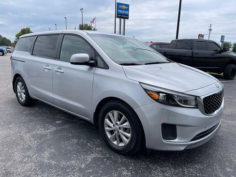 Used 2018 Kia Sedona LX FWD image 2