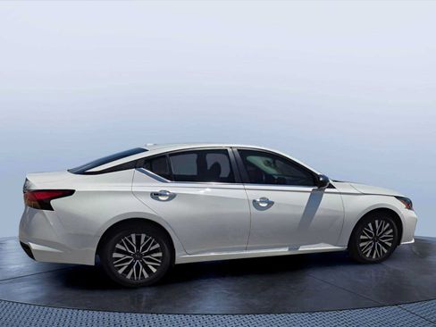Used 2024 Nissan Altima 2.5 SV FWD image 3