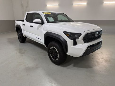 Used 2025 Toyota Tacoma TRD Off-Road AWD/4WD image 4