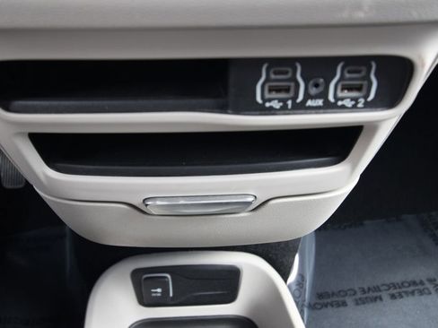 Used 2023 Chrysler Pacifica Touring-L image 28