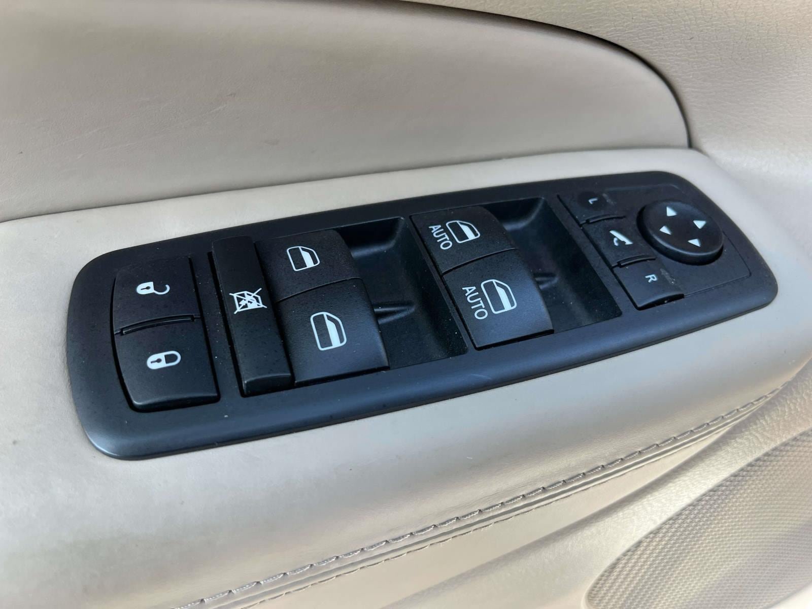 Used 2020 Jeep Grand Cherokee Overland AWD/4WD image 28