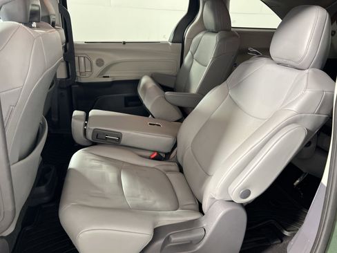 Used 2021 Toyota Sienna XLE image 25