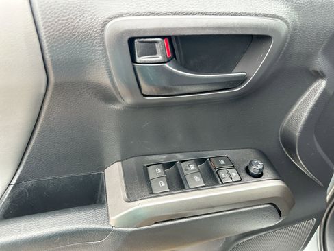 Used 2022 Toyota Tacoma SR5 RWD image 13