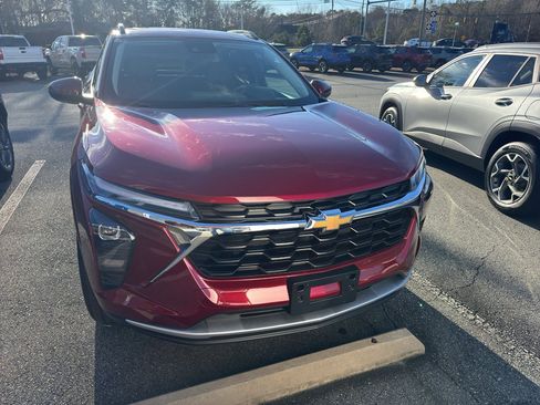 Used 2025 Chevrolet Trax LT w/ Sunroof Package image 2