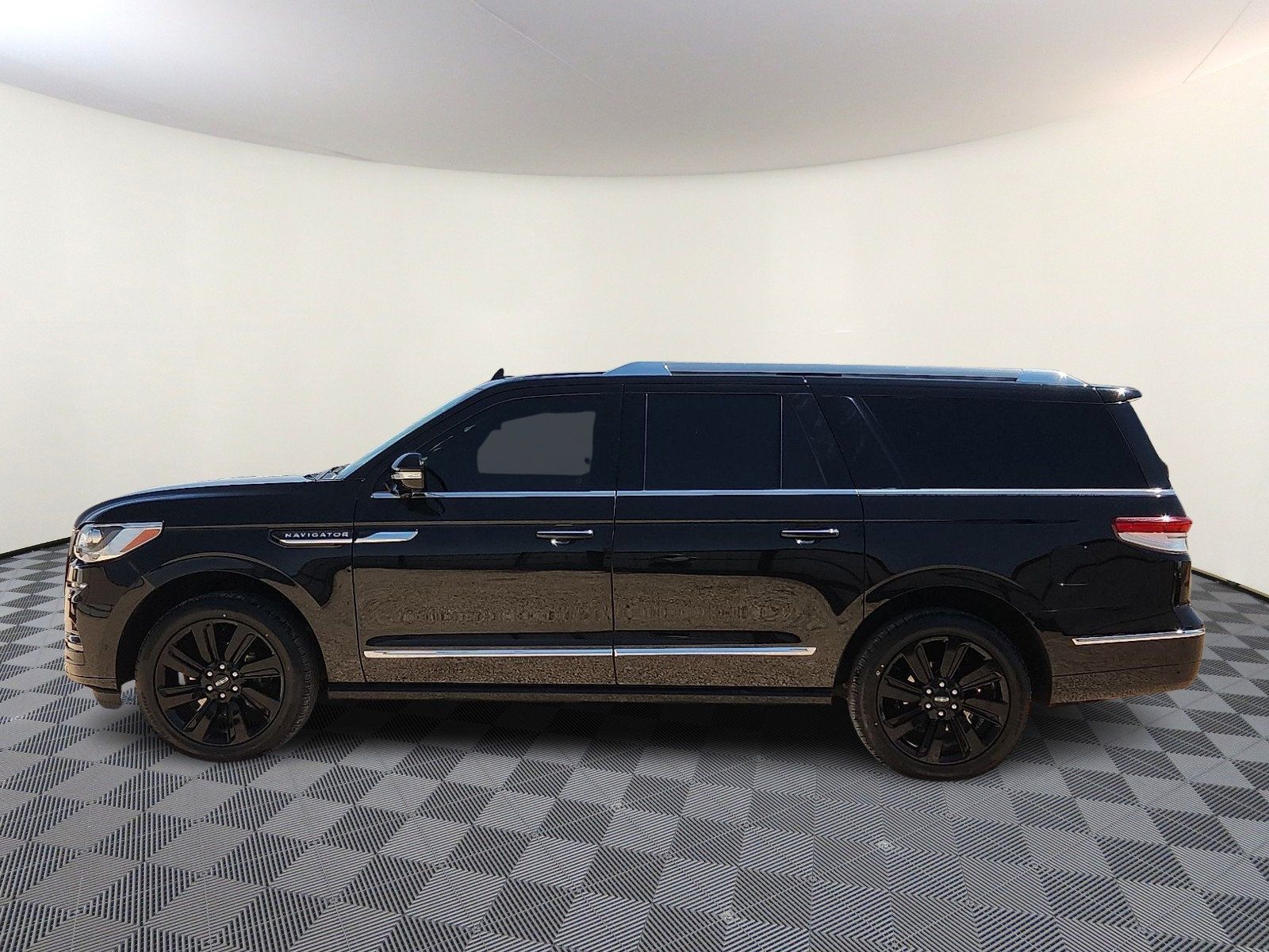 Used 2023 Lincoln Navigator L Reserve AWD/4WD image 2