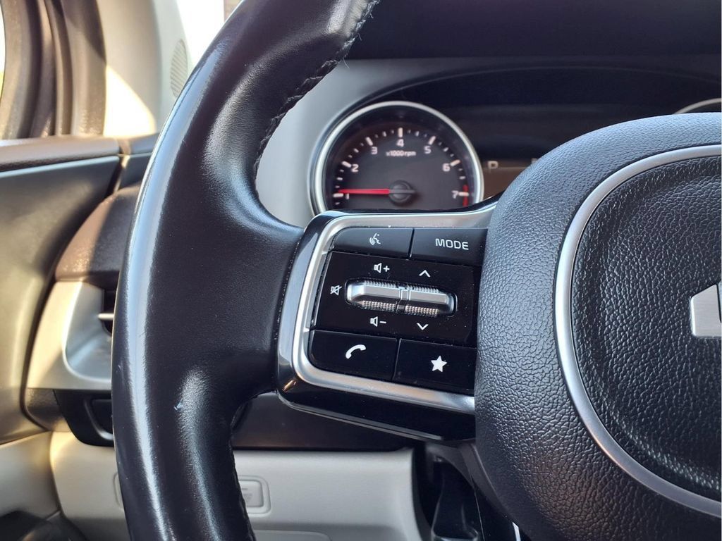 Used 2023 Kia Carnival LX FWD image 16