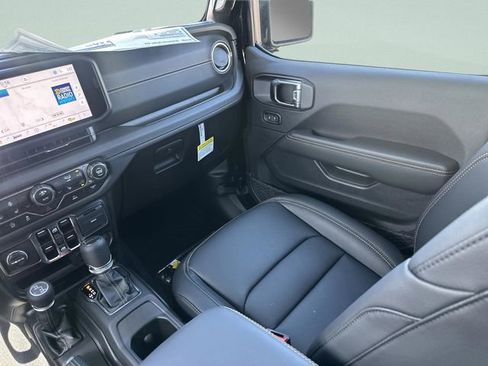 New 2025 Jeep Gladiator High Tide image 13
