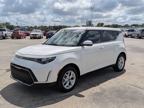 Certified 2025 Kia Soul LX w/ LX Technology Package FWD image 4