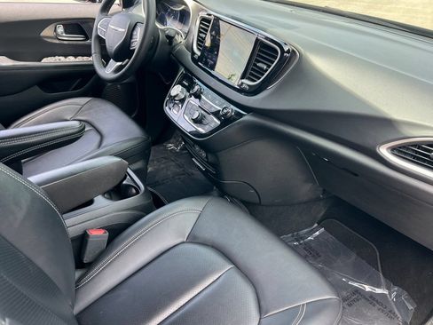 Used 2025 Chrysler Pacifica Select FWD image 17