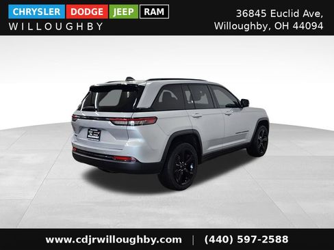 Used 2023 Jeep Grand Cherokee Altitude AWD/4WD image 9