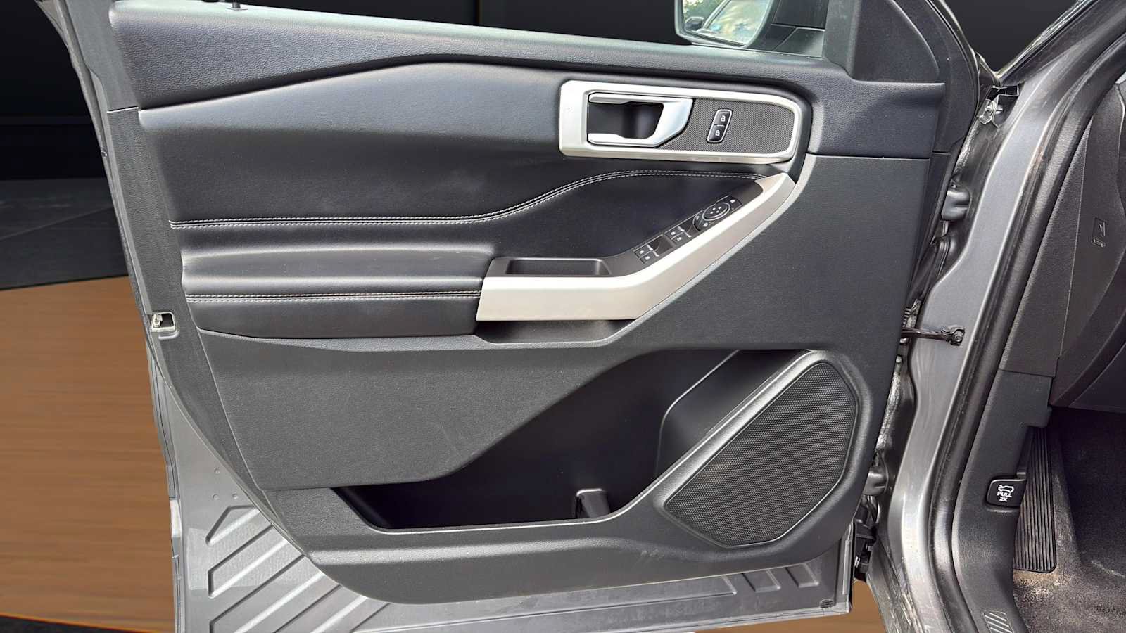 Used 2023 Ford Explorer XLT w/ Equipment Group 202A AWD/4WD image 18