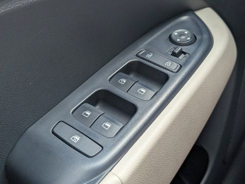 Used 2023 Hyundai Venue Limited image 40