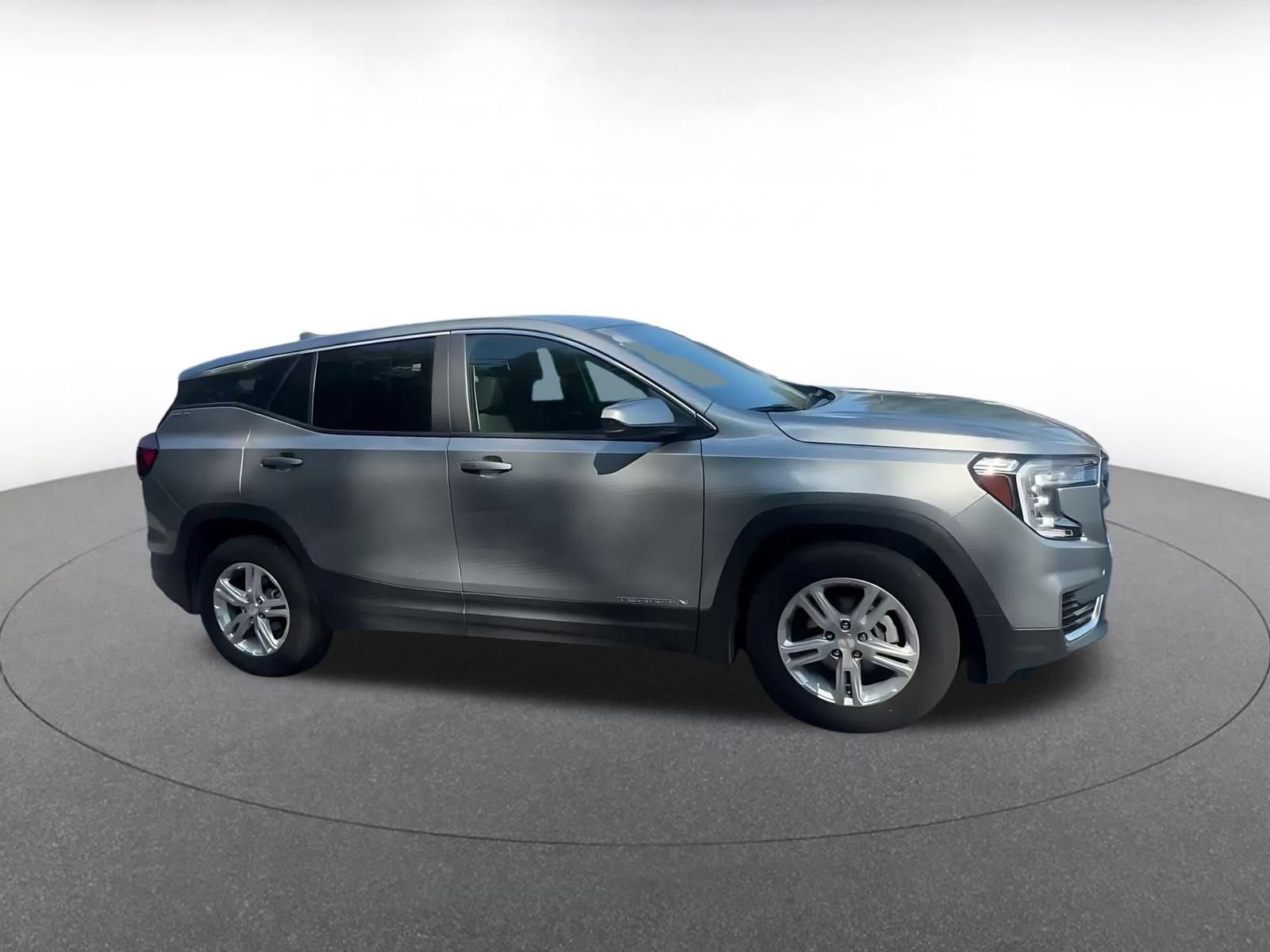 Used 2024 GMC Terrain SLE FWD image 2