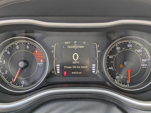 Used 2016 Jeep Cherokee Latitude w/ Comfort/Convenience Group FWD image 32