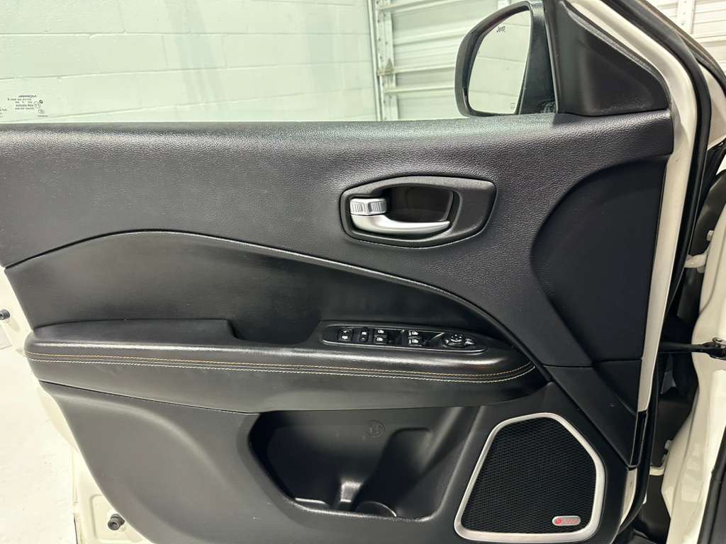 Used 2018 Jeep Compass Latitude w/ Popular Equipment Group FWD image 11