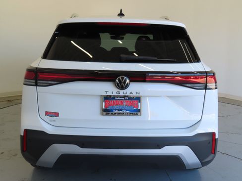 New 2025 Volkswagen Tiguan SE image 5