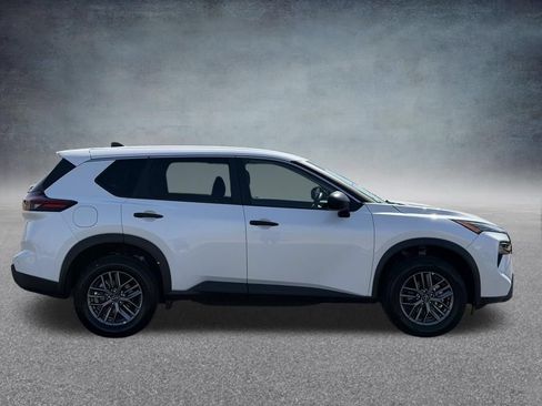 Used 2024 Nissan Rogue S AWD/4WD image 2