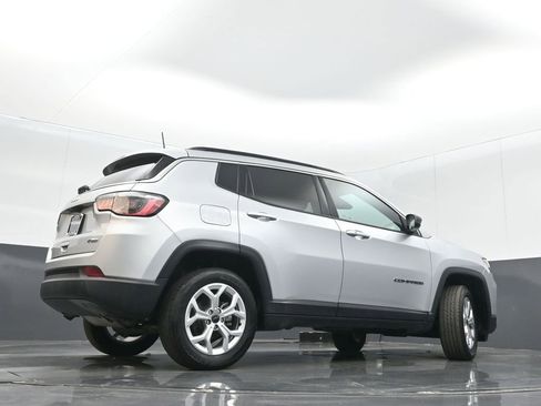 Certified 2025 Jeep Compass Latitude image 33