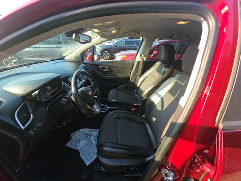 Used 2022 Chevrolet Trax LT w/ LT Convenience Package FWD image 8
